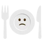 faccina leggermente imbronciata + piatto e posate