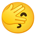 faccina che sbircia tra le dita + faccina che bacia con occhi sorridenti