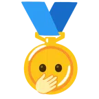medal za 1. miejsce + twarz z otwartymi oczami i ręką na ustach