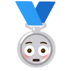Silbermedaille + errötetes Gesicht mit großen Augen