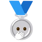 Silbermedaille + Gesicht mit offenen Augen und Hand über dem Mund