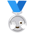 Silbermedaille + Gesicht mit durch die Finger linsendem Auge
