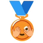 Bronzemedaille + Gesicht mit durch die Finger linsendem Auge