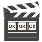 Filmklappe + Großbuchstaben OK in blauem Quadrat