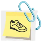 verhakte Büroklammern + Sportschuh